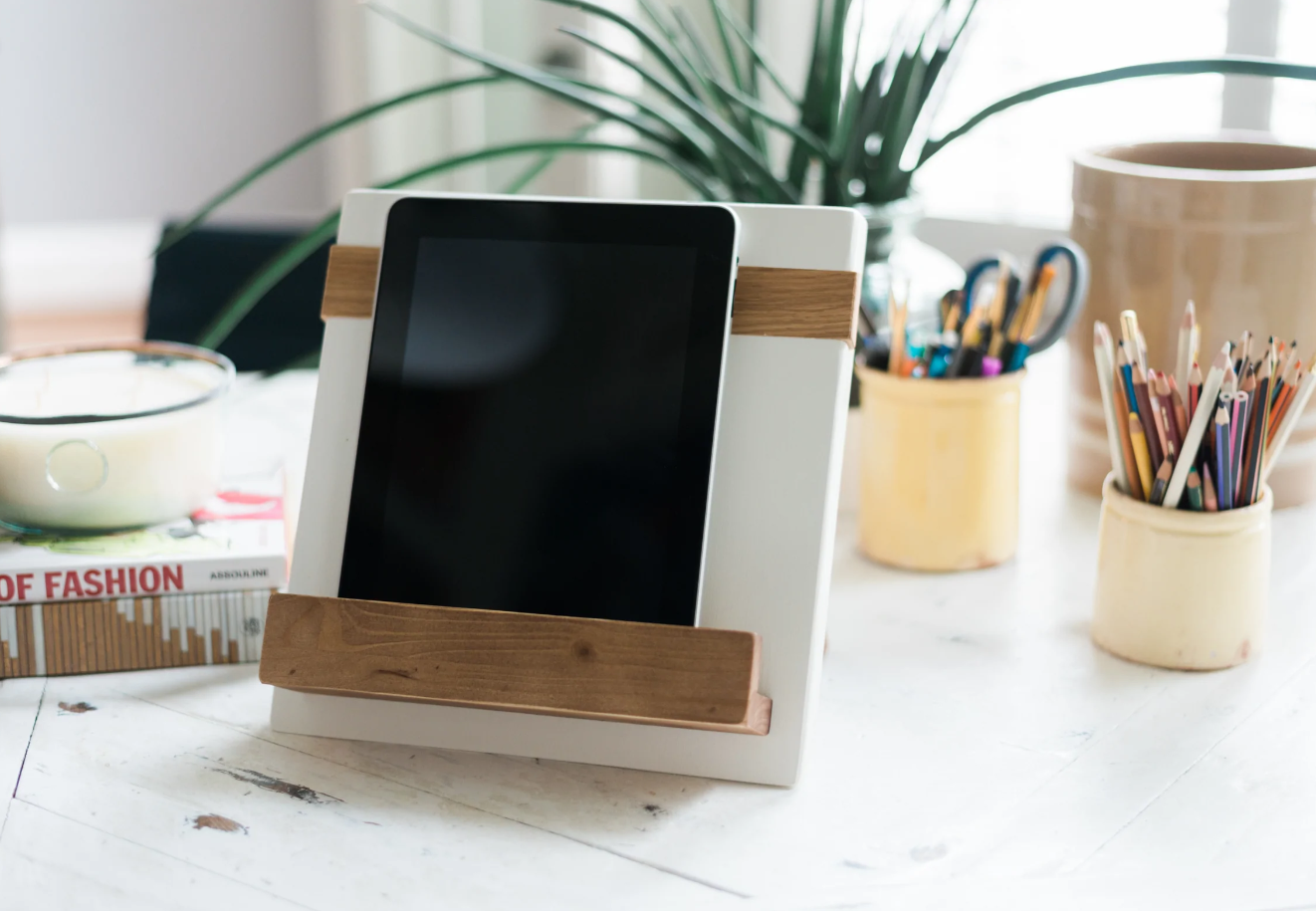 Etú Home White Mod iPad/Cookbook Holder