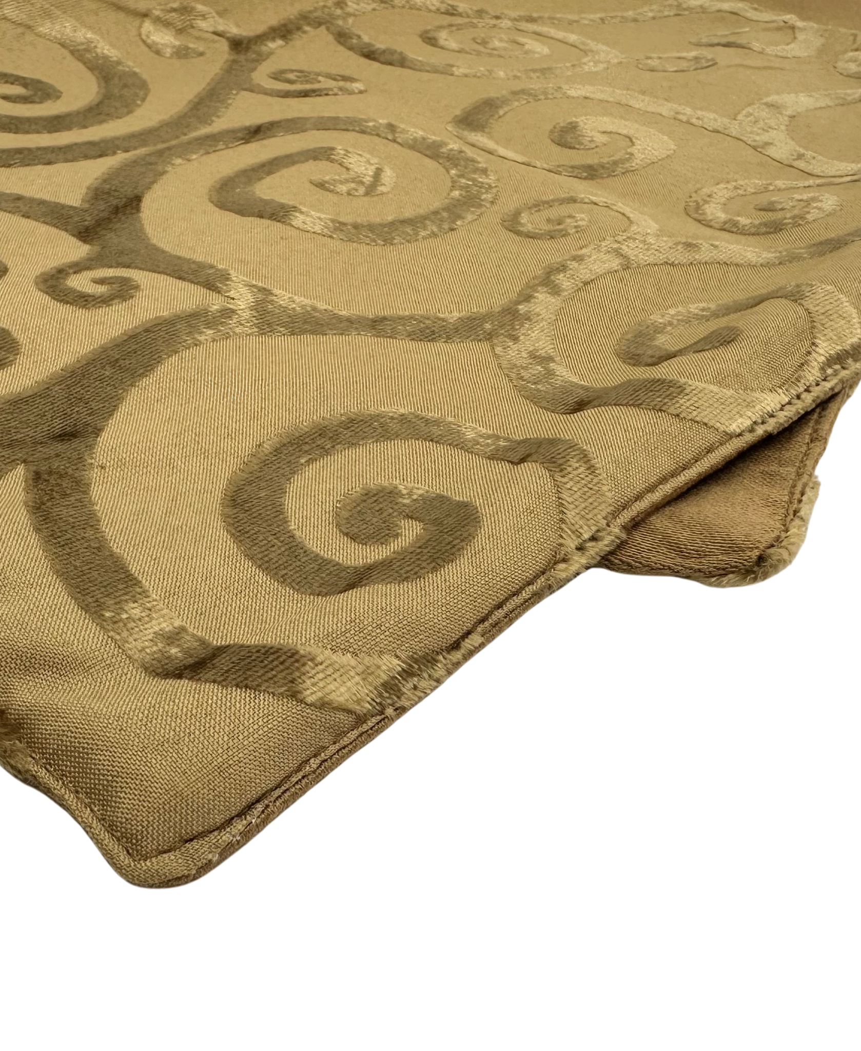 Split P Velvet Scroll Bronze Placement