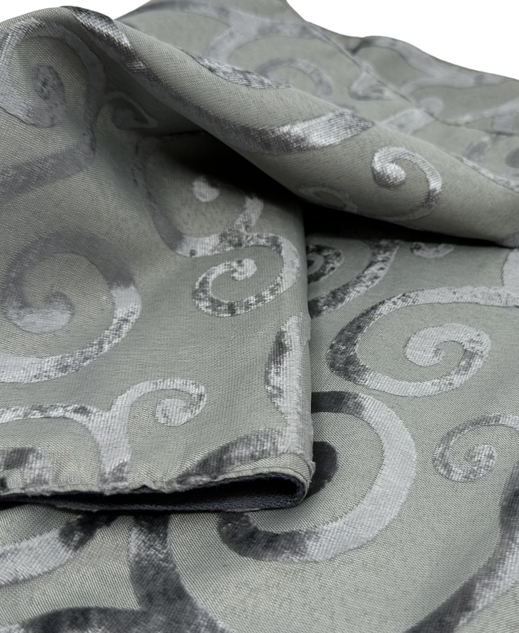 Split P Velvet Scroll Platinum Table Runner 13