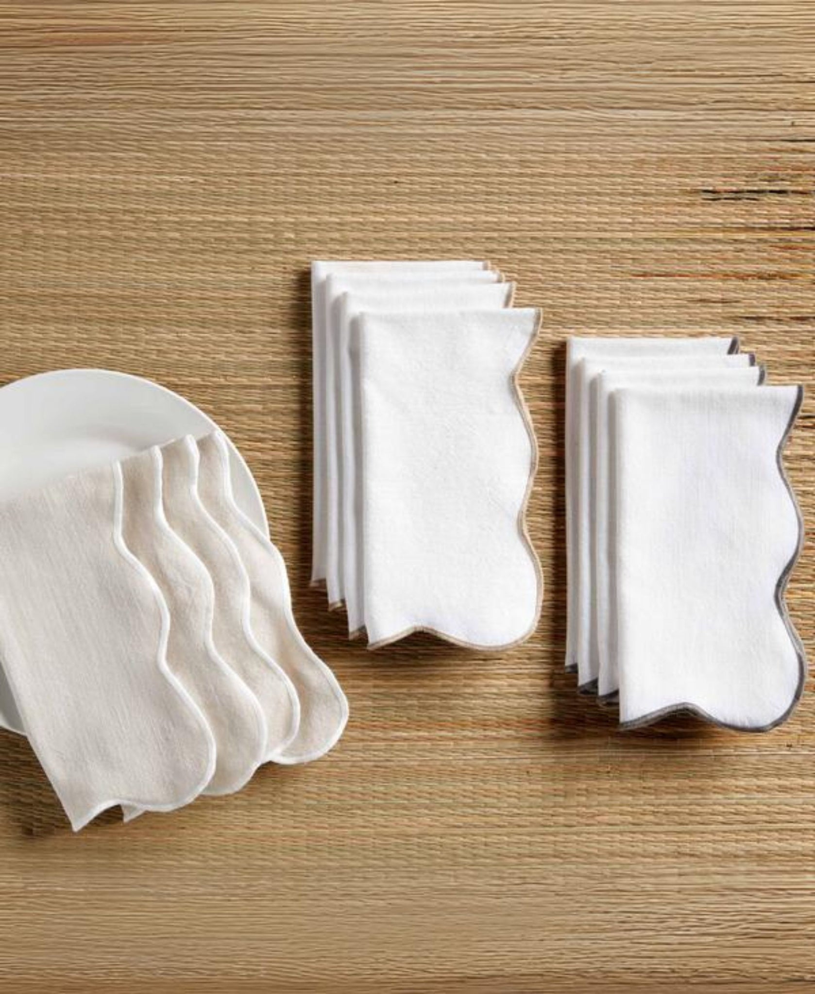 White Scalloped Cloth Napkin Set