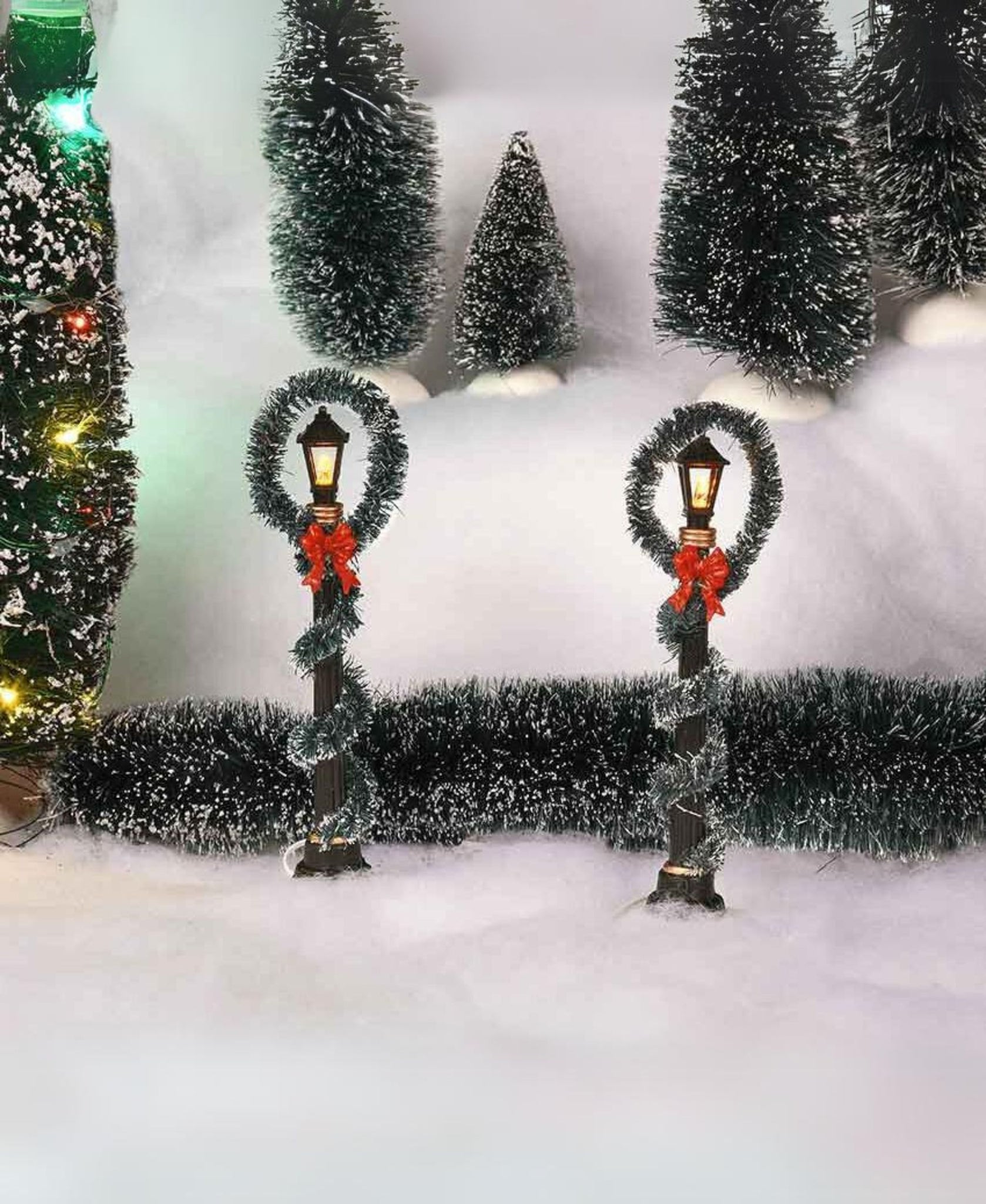 Department 56 Village Accessories Christmas Wreath Street Lights (set of 2)